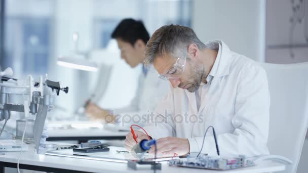 Retrato Del Ingeniero Electrónico Sonriente Trabajando Laboratorio — Vídeos de Stock