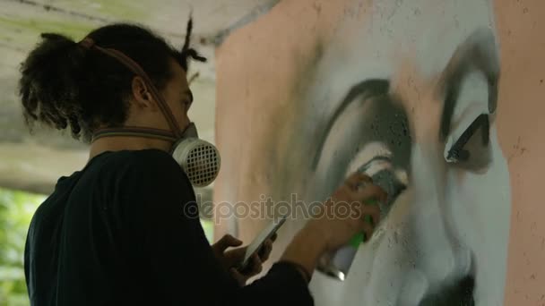 Artista Graffiti Creando Retrato Del Rostro Una Mujer Pared Ciudad — Vídeos de Stock