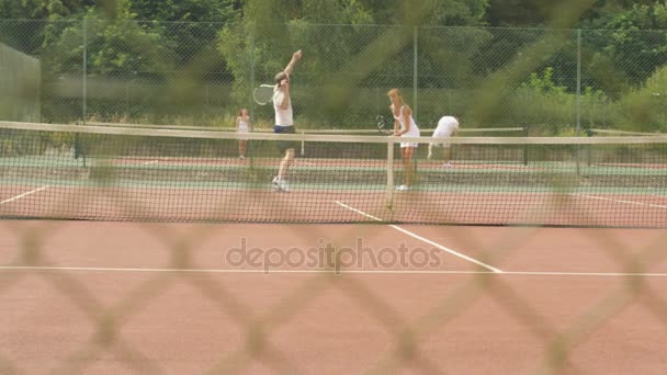 Tenniscoach Met Vrouwelijke Klant Bezig Buitenzwembad Zomer — Stockvideo
