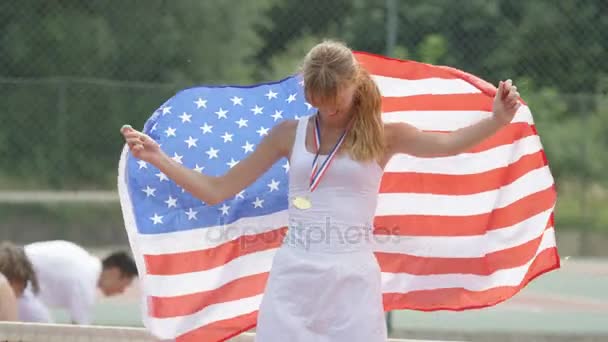 Портрет Улыбающейся Теннисистки Флагом Сша Золотой Медалью — стоковое видео