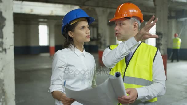 工程师或建筑师在建筑工地进行讨论 — 图库视频影像