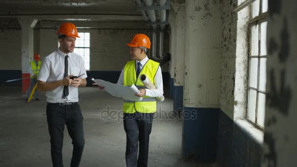 Arquitectos Ingenieros Discutiendo Los Planos Sitio Construcción — Vídeos de Stock