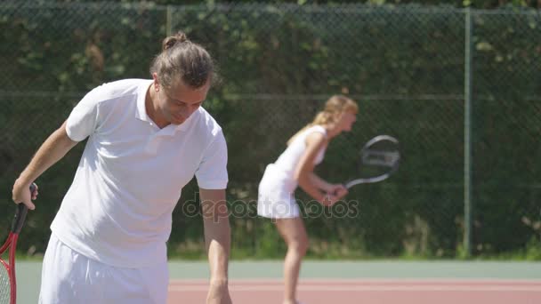 Jugadores Tenis Masculinos Femeninos Jugando Dos Juegos Diferentes Cancha Aire — Vídeos de Stock