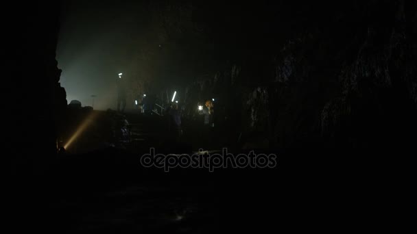 Team Geologists Exploring Underground Cave Looking Rock Formation — Stock Video