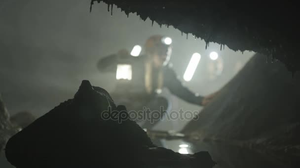Geologi Esplorare Grotta Sotterranea Guardando Formazione Rocce Piscina Acqua — Video Stock