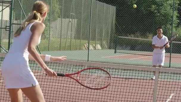 Jogadora Tênis Feminina Competitiva Jogando Contra Oponente Masculino — Vídeo de Stock