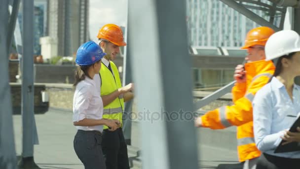 Equipe Multirracial Engenheiros Trabalhando Juntos Canteiro Obras — Vídeo de Stock