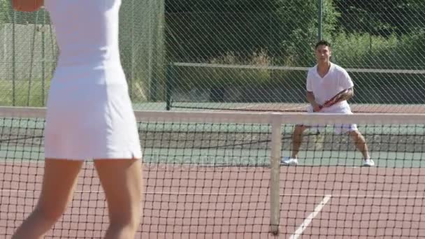 Jugadora Tenis Femenina Competitiva Jugando Contra Oponente Masculino — Vídeos de Stock