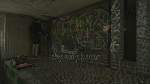 Graffiti Artista Spruzzando Sulla Parete Area Urbana — Video Stock