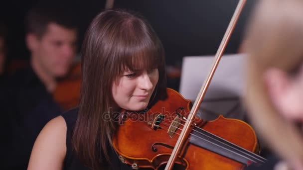Orquesta Sinfónica Durante Una Actuación Con Enfoque Violinista — Vídeo de stock