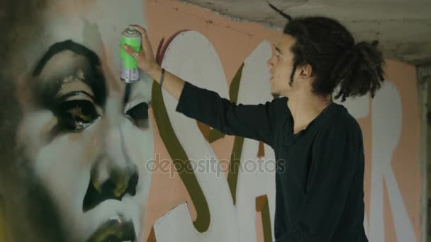 Graffiti Artiste Met Conserve Pulvérisation Devant Mur Avec Fond Peint — Video