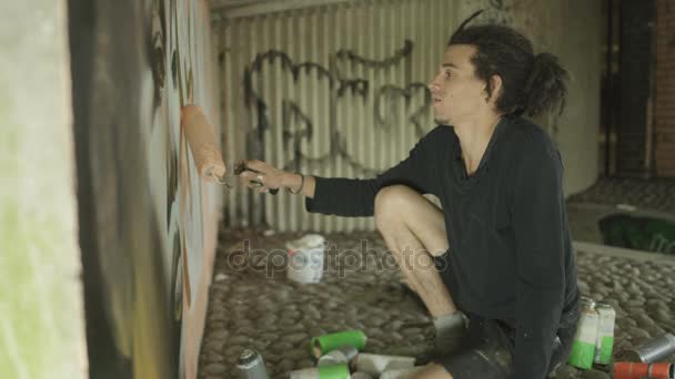 Masked Graffiti Artist Використовуючи Зображення Телефоні Копіювання Портрета Стіні Міста — стокове відео