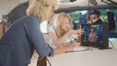 Tv stüdyo sette tartışma sahne arkasında 4 k mürettebat