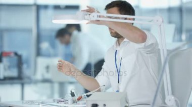 4k bina ve elektronik cihazların test laboratuarda çalışan elektronik mühendisi