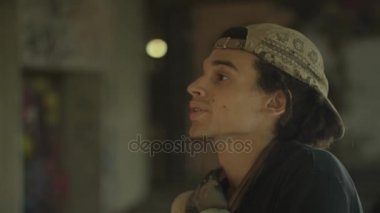 maske ve sprey ile 4 k grafiti sanatçısı kentsel alanda bir duvar üzerinde çalışıyor olabilir