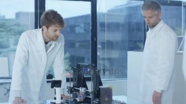 4k laboratuarda 3d yazdırma servisiyle çalışmak elektronik mühendislik ekibi