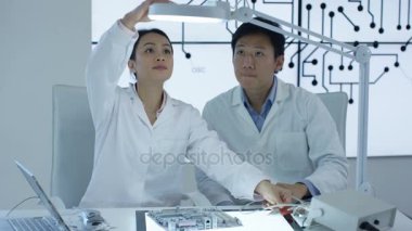 bina ve elektronik cihazların test laboratuarda çalışan 4 k elektronik mühendisleri