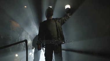 mağara sistemi, keşfetmek 4 k Potholers ışık karanlık penetran milleri