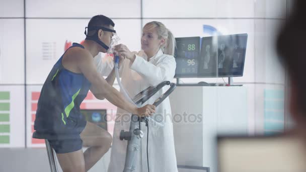 Sport Naukowiec Biały Płaszcz Ocenić Przydatność Człowieka Rower Treningowy — Wideo stockowe