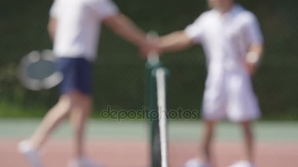 比赛结束时 男女网球运动员在篮网上握手 — 图库视频影像