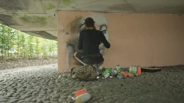 Artista Urbano Usando Rolo Pintura Para Cobrir Graffiti Existente Uma — Vídeo de Stock
