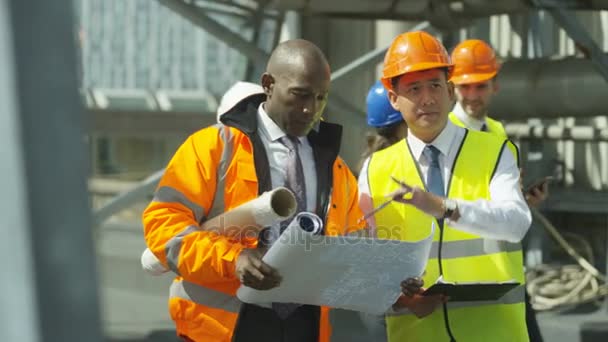 Equipo Multiracial Ingenieros Trabajando Juntos Sitio Construcción — Vídeo de stock