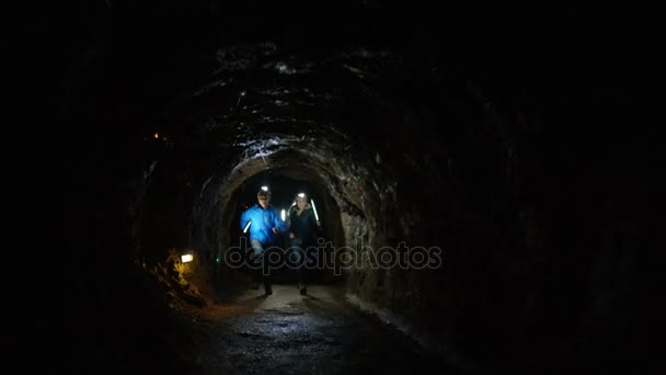Pánico Subterráneo Exploradores Cuevas Huyendo Desastres Naturales — Vídeos de Stock