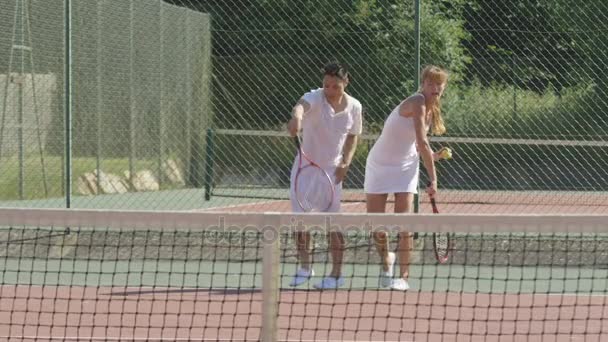 Tenisový Trenér Pracuje Klientku Venkovním Hřišti Létě — Stock video