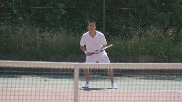 Männliche Tennisspieler Genießen Ein Spiel Auf Dem Außenplatz Sommer — Stockvideo