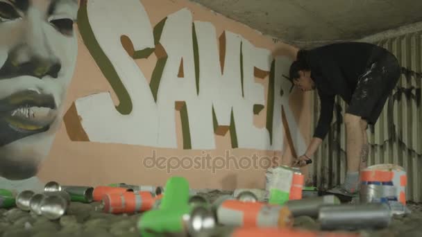 Begåvade Unga Gatan Graffitimålare Arbetar Väggmålning Stadsområde — Stockvideo