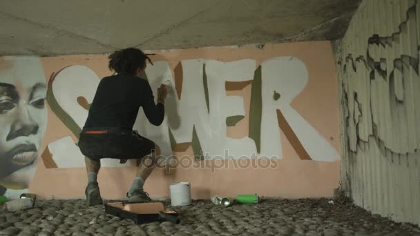 Jovem Artista Rua Usando Diferentes Meios Pintura Para Criar Mural — Vídeo de Stock