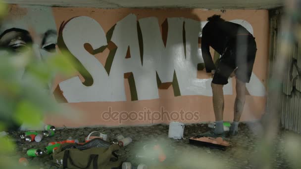 Jeune Artiste Graffiti Peinture Oeuvre Sur Mur Ville — Video