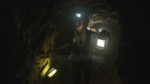 Équipe Porteurs Explorant Grotte Souterraine Concentrer Sur Femme Avant — Video