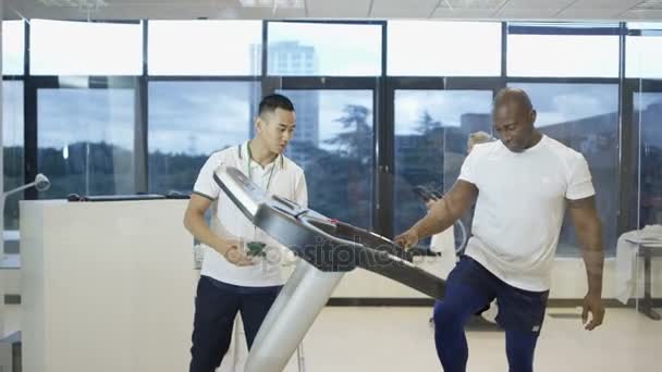 Афроамериканців Людини Особистий Тренер Використовуючи Біговій Доріжці Сучасний Тренажерний Зал — стокове відео