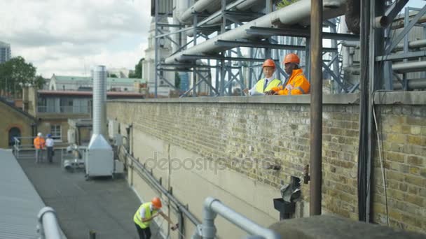 Equipo Ingenieros Trabajando Juntos Mirando Los Planos Sitio Construcción — Vídeo de stock