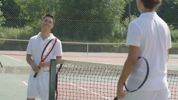 Чоловічі Тенісисти Роблять Перерву Від Гри Щоб Повернути Дихання — стокове відео