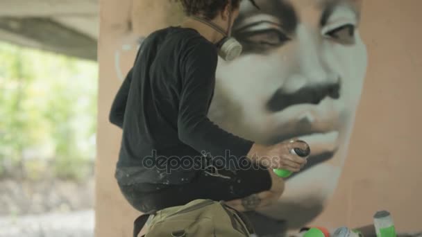 Artista Urbano Che Utilizza Rullo Vernice Coprire Graffiti Esistenti Una — Video Stock