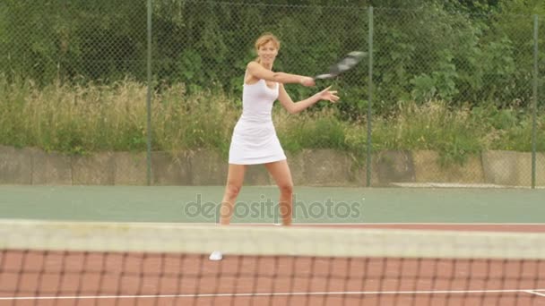 Jugadora Tenis Femenina Jugando Contra Oponente Invisible Pista Aire Libre — Vídeos de Stock