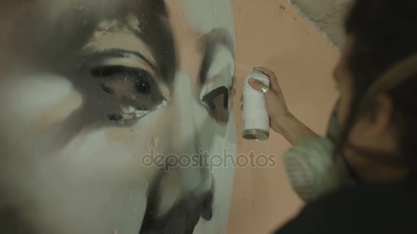 Graffiti Artista Define Latas Spray Frente Parede Com Fundo Pintado — Vídeo de Stock