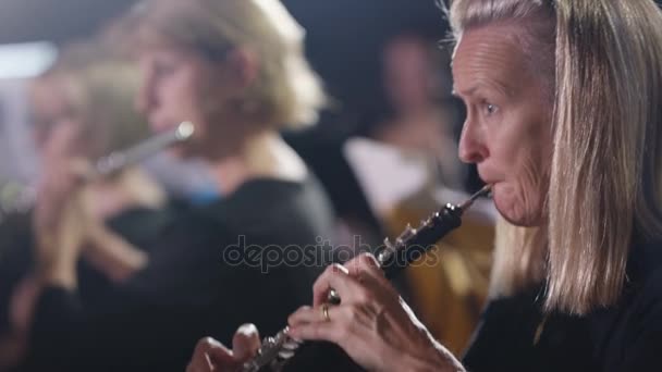 Symfonieorkest Tijdens Een Performance Met Focus Hoboïst — Stockvideo