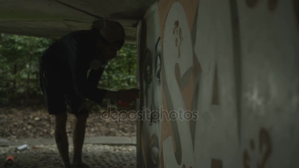 Extrem Närbild Graffiti Artist Sättande Detalj Hand Till Konstverk — Stockvideo