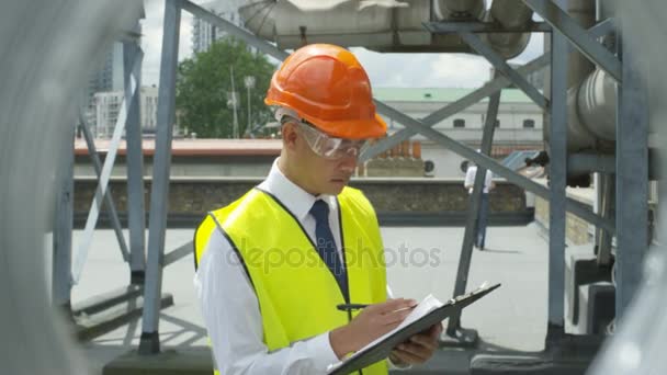 Ingeniero Que Trabaja Industria Eléctrica Revisando Tuberías Tomando Notas — Vídeo de stock