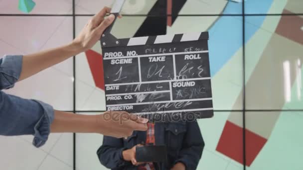 Make Artist Und Floor Manager Bereiten Fernsehmoderator Vor Bevor Auf — Stockvideo