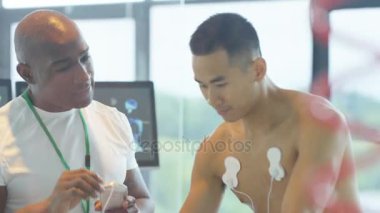 test ve spor bilim adamı tarafından izlenen egzersiz bisikleti üzerinde 4 k Erkek atlet