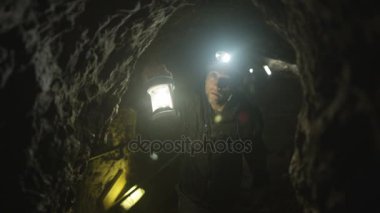 4k potholers zor şapka ve yeraltı mağara sistemi keşfetmek lambalar ile takım