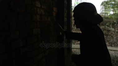 Kentsel alanda herkes için kilitleme tutmak duvara püskürtme 4 k grafiti sanatçısı 