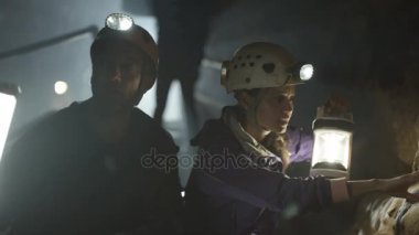 mağara sistemi, keşfetmek 4 k Potholers ışık karanlık penetran milleri