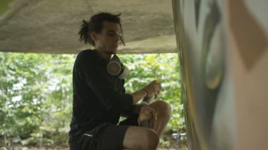 4 k yetenekli genç grafiti sokak sanatçısı kentsel alanda bir duvar üzerinde