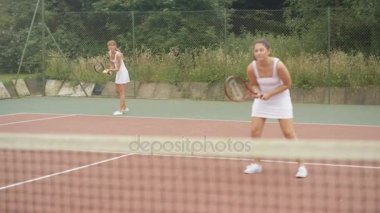 Yaz aylarında açık sahada çift tenis oyun keyfi 4 k tenis oyuncular