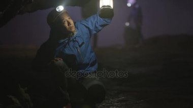 4k yeraltı mağara keşfetmek jeolog kaya oluşumu eğitim